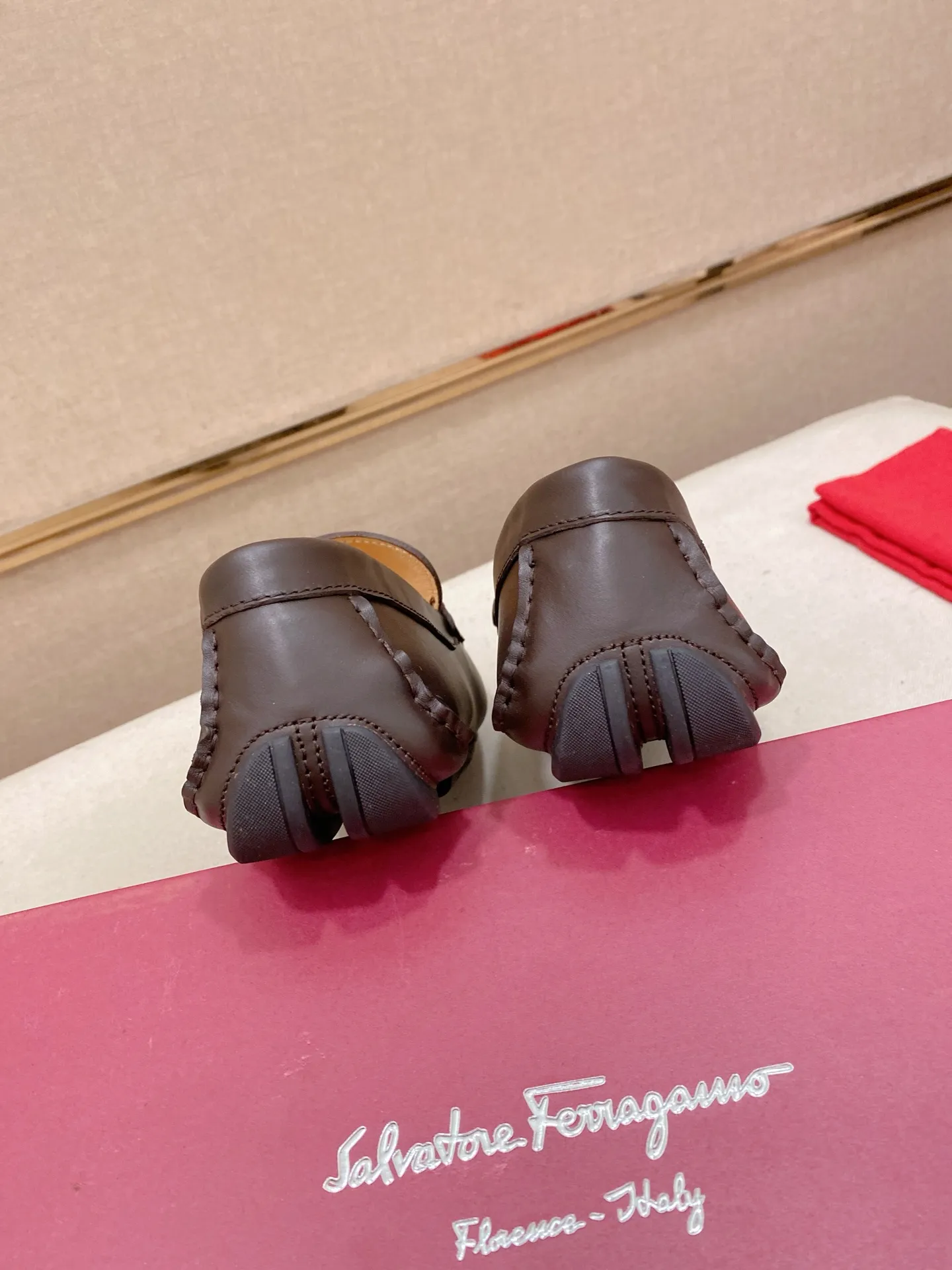 Factory price: 540💰High-end quality! Ferragamo🆕🆕Exclusive hot-selling products in stock🔥🔥New products on the shelves, high-quality Ferragamo men's pea shoes, high-end casual driving shoes, with complete packaging! 💪 💪 Material: imported first-layer cowhide 🐂 + imported high-quality water-dyed cowhide lining + wear-resistant outsole 👍🏻👍🏻 Features: high-end and comfortable, purely handmade 🚀 🚀 Create the perfect shoe that suits you best 🔥 🔥 Size: (38-44) 45 standard size can be customized!